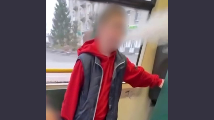 На Київщині покарали батьків хлопця, який курив та лаявся в громадському транспорті