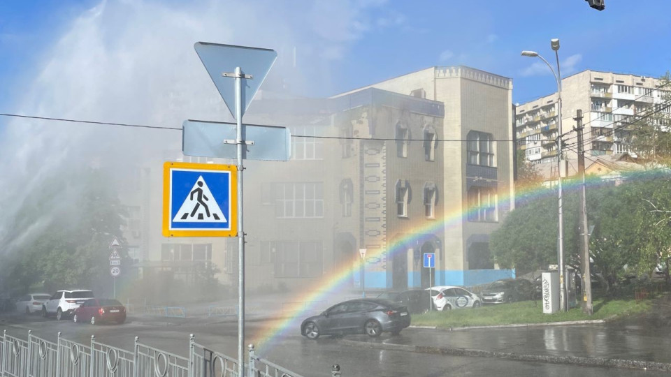 У Києві пояснили, чому б’ють «фонтани» на місцях прориву на тепломережах